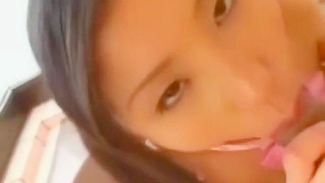 迷人的日本女巫在蒸汽浴室中献上美味颜射服务