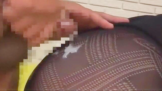 JAV女神步驟真琴穿絲襪挑逗，手指高潮極樂！