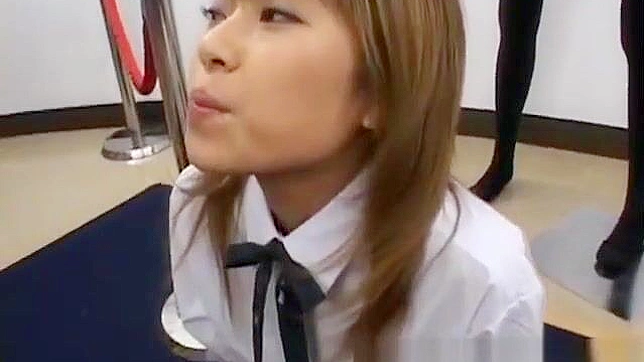 日式美女Akira在第二部分的颜射狂野群交中释放欲望！