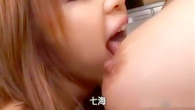 准备感受甜蜜的更衣室激情吧！三倍快乐，与十八岁女学生接吻、口交和揉胸！