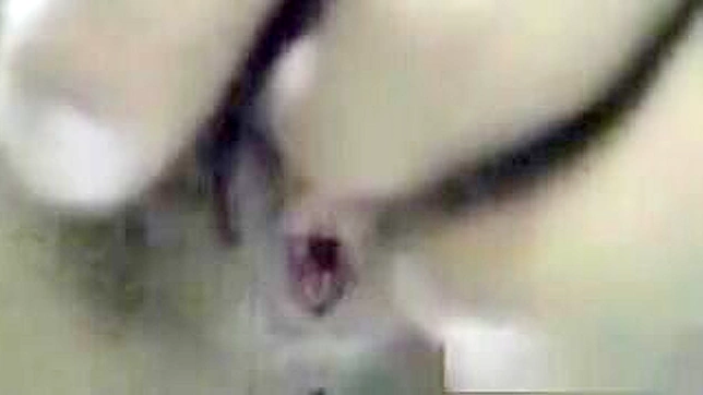 享受十八岁中国魅惑少女献上的性感口交乐趣