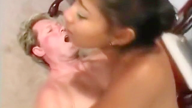 中国AV：性感亚洲美女深喉表演升级到极致！