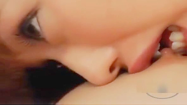 见证极限女性快感：两位亚洲美人床上六九式舔吮乳头互动