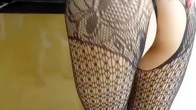 满足欲望：与我们的迷人性感中国美女共度极致性爱时光。