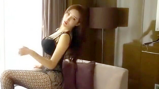 满足欲望：与我们的迷人性感中国美女共度极致性爱时光。