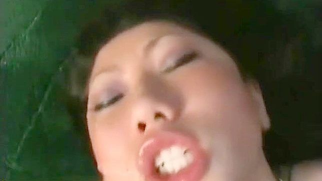 准备好迎接丰润的窒息吧 – 迷人亚裔美女奉上震撼表演！