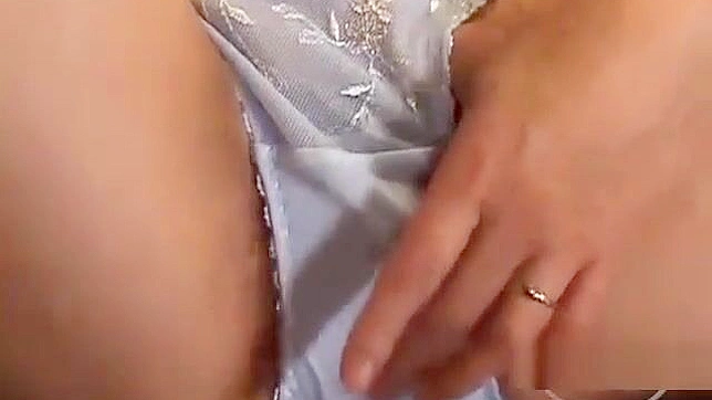 体验极致愉悅：兩豐滿亞洲美女地板上吸吮揉搓乳頭