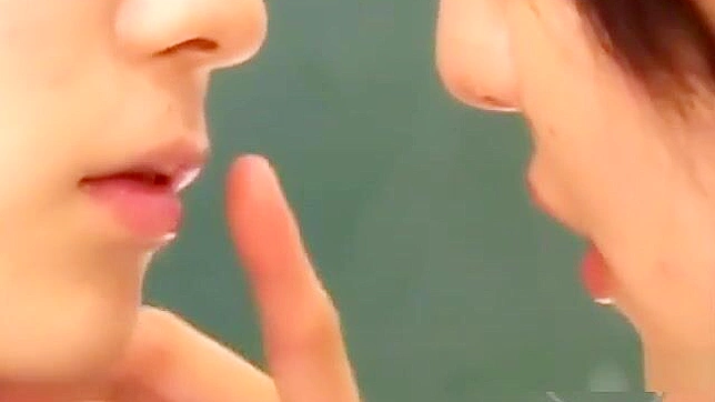两名丰满的女校学生在教室里亲吻和抚摸彼此（仅限成人观看）