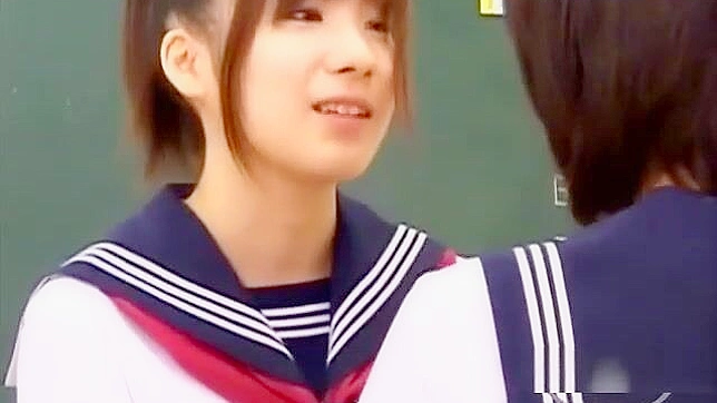 两名丰满的女校学生在教室里亲吻和抚摸彼此（仅限成人观看）