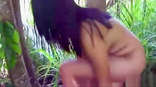 在森林中体验Kat Young的极致欢愉，日式与中式精液喷射和吞咽！