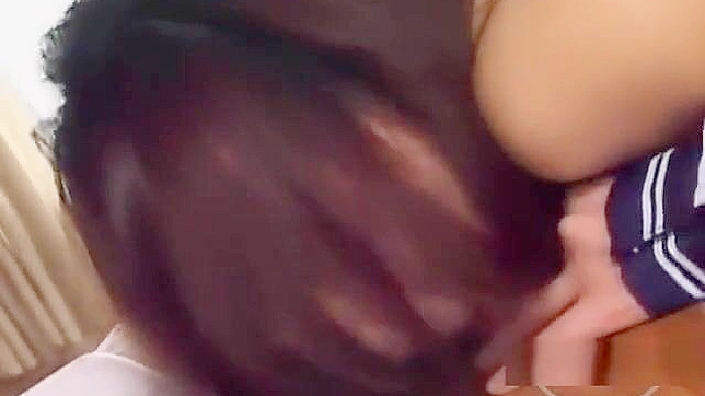 性感老师在教室舔舐并手指学生