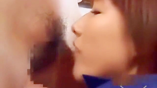 性感老师在教室舔舐并手指学生