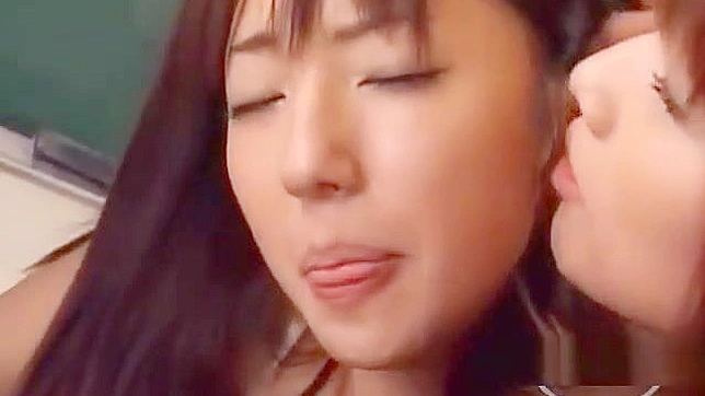 性感老师在教室舔舐并手指学生