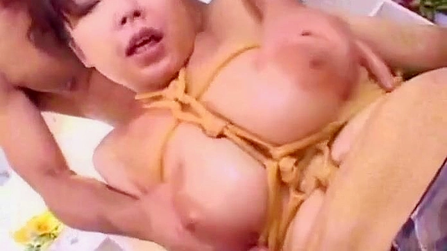 体验玛丽莲的感官享受—乳头与阴部摩擦直至高潮喷射