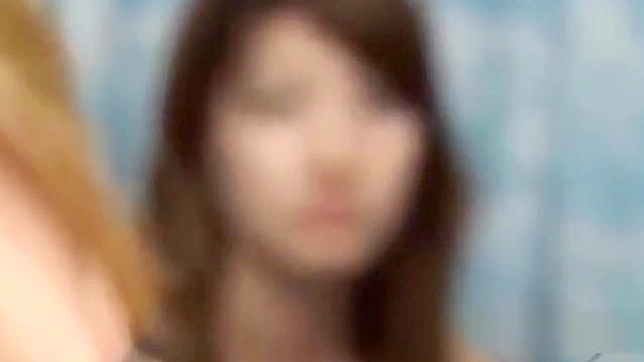 被当场抓住！三个迷人的亚洲女孩在沙发上接吻和舌舔舌头