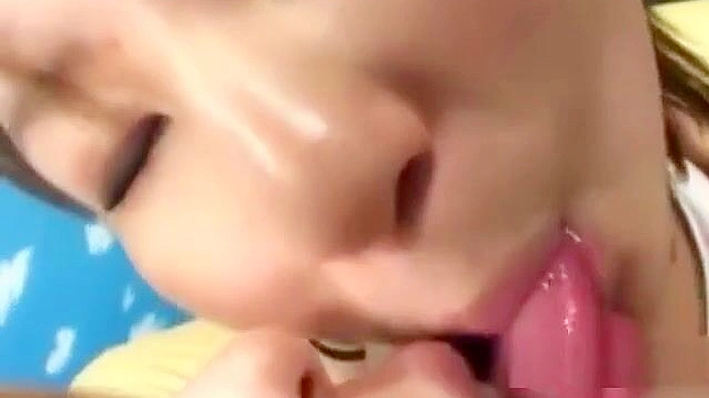 被当场抓住！三个迷人的亚洲女孩在沙发上接吻和舌舔舌头