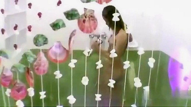 体验迷人的东方棕发美女在这部POV色情视频中！