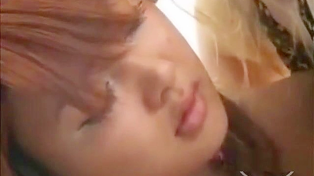 台湾美女赤裸胸部和湿润红唇的玩乐时光