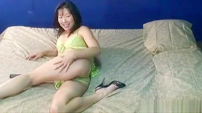 迷人的亚洲女巫与她光滑剃毛的自慰秀