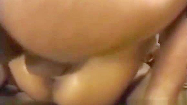 日本和中国美女同时大战两根阳具：观看火热的精液喷射与吞咽场景！