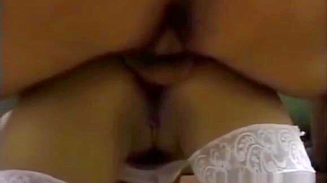 日本和中国美女同时大战两根阳具：观看火热的精液喷射与吞咽场景！