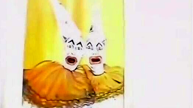 日本和中国美女同时大战两根阳具：观看火热的精液喷射与吞咽场景！