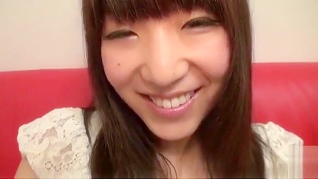 目睹迷人的亚洲黑发美女在性感自慰场景中的粉嫩私处