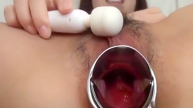 目睹迷人的亚洲黑发美女在性感自慰场景中的粉嫩私处