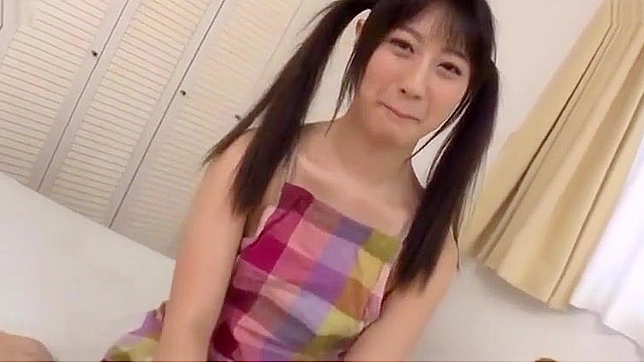 观看迷人的东方黑发美女的自慰技巧！立即开始吧！