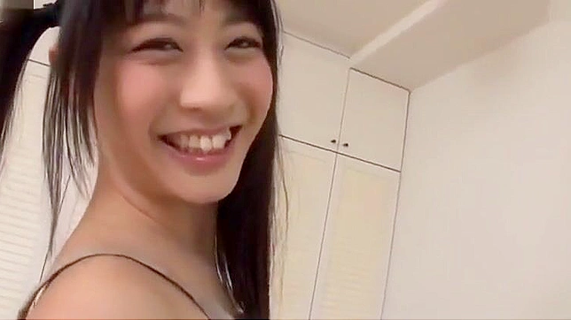 观看迷人的东方黑发美女的自慰技巧！立即开始吧！