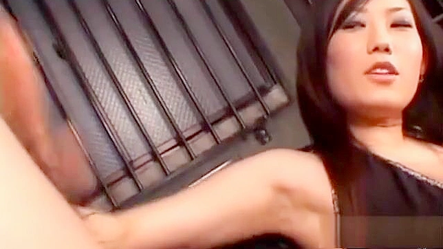 享受终极快感：女主人在监狱中用足交、手交和口交通治三位奴隶！