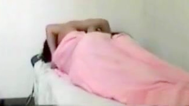 天啊，一个十八岁正处于黄金时期的丰腴中国学生？我们迫不及待想看她诱人的身体被狠狠地征服！