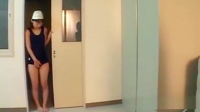 紧身套装性感婊：用 strapon 玩具激烈做爱