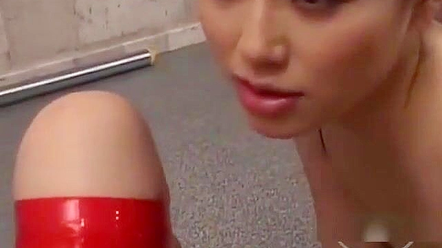 完美调教：女主人在地牢游戏室用脚揉搓奴婢湿润的阴户