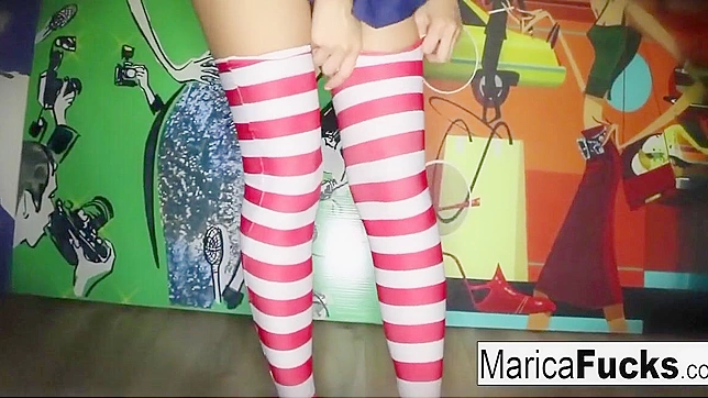 日本魅惑女优Marica脱下服装，用诱人红唇挑逗自己