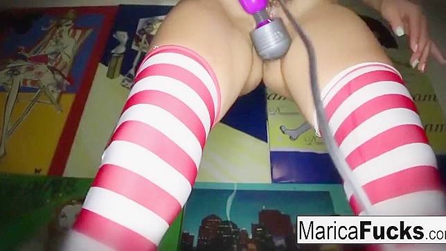 日本魅惑女优Marica脱下服装，用诱人红唇挑逗自己