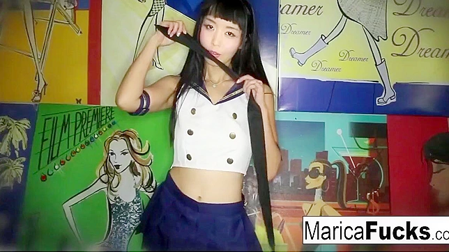 日本魅惑女优Marica脱下服装，用诱人红唇挑逗自己