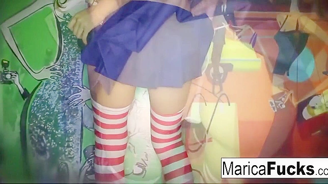 日本魅惑女优Marica脱下服装，用诱人红唇挑逗自己