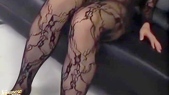 日本美女柚木优迫不及待地玩新玩具，快来Hotajp欣赏热辣场景！