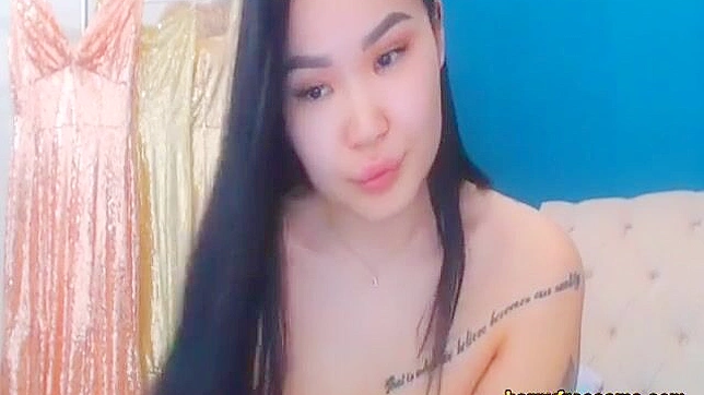 一睹这位迷人的亚洲尤物现场展示她丰腴的身材吧！