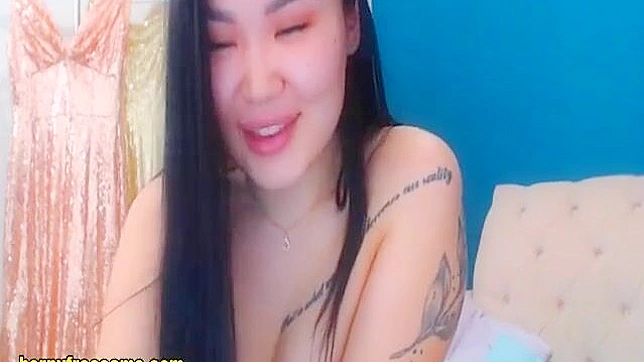 一睹这位迷人的亚洲尤物现场展示她丰腴的身材吧！