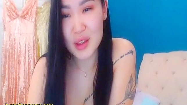 一睹这位迷人的亚洲尤物现场展示她丰腴的身材吧！