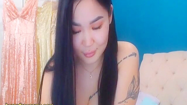 一睹这位迷人的亚洲尤物现场展示她丰腴的身材吧！