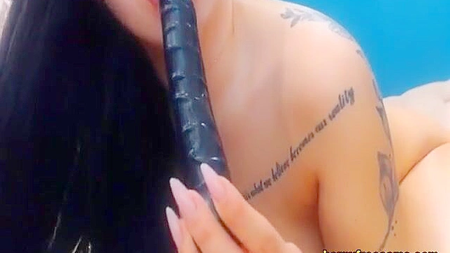 一睹这位迷人的亚洲尤物现场展示她丰腴的身材吧！