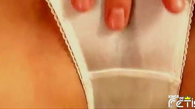 与这位迷人的日本艳女私密自娱，释放你的欲望吧！