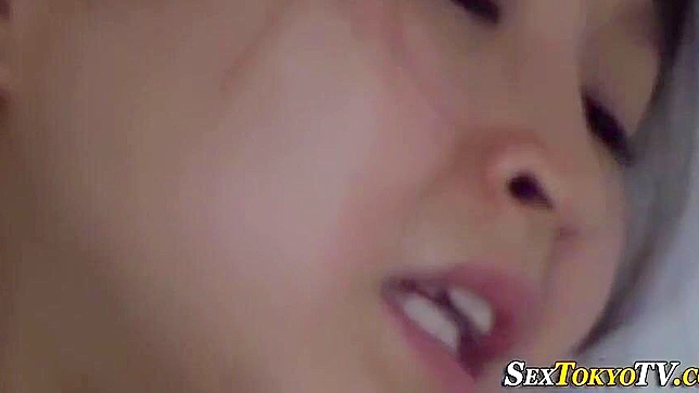释放野性与诱人小亚裔少女亲密摩擦