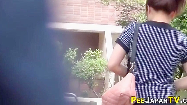 日本女大生在公共场合暴露她们调皮的尿尿行为