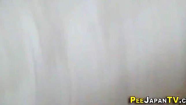 日本女大生在公共场合暴露她们调皮的尿尿行为