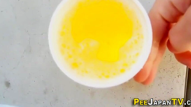 湿透狂野：十八岁日本少女小便狂欢！