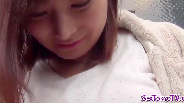 见证专注年轻亚裔美女阴户的诱人奖励